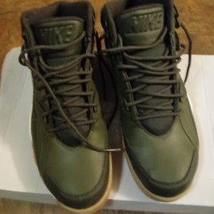 Men's Nike Air Trainer SC olive green